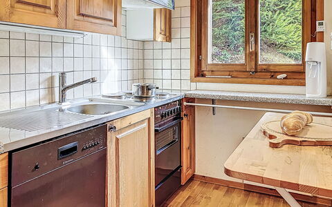 Chalet Chemin du Four: Cucina, Legna, Controsoffitto, Elettrodomestico Da Cucina, Apparecchio Major, Pavimentazione, Interior Design, Lavandino Della Cucina, Cabinetry, Lavello