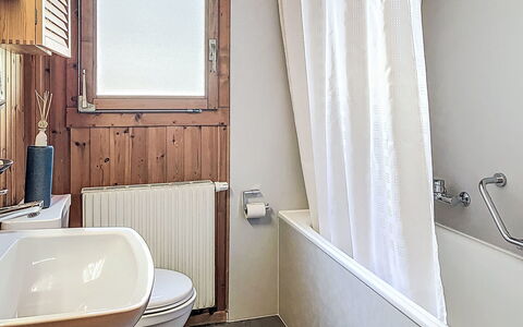 Chalet Chemin du Four: Bagno, Idraulico Fixture, Pavimentazione, Pavimento, Interior Design, Vasca Da Bagno, Rubinetto, Lavello, Idraulico, Lavandino Del Bagno