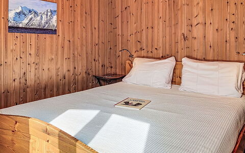 Chalet Chemin du Four: Camera Da Letto, Letto, Pavimentazione, Legna, Pavimento, Lenzuolo, Bedding, Interior Design, Latifoglie, Color Legno