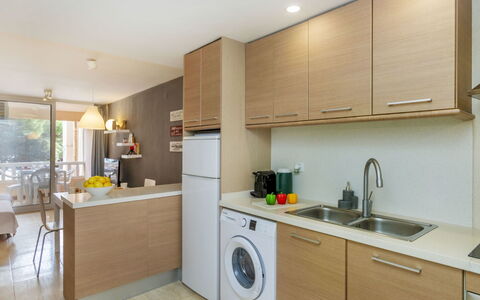 Gudrum: Interior Design, Pavimentazione, Controsoffitto, Mobilia, Pavimento, Legna, Cabinetry, Lavello, Idraulico Fixture, Cucina