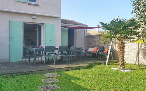 Les Alysées: Zona Residenziale, Casa, Casa, Sedia, Mobili Da Esterno, Cortile, Backyard, Prato, Shade, Giardino