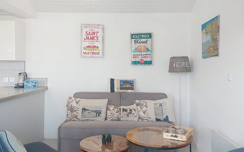 Les Alysées: Mobilia, Interior Design, Parete, Divano, Pavimentazione, Pavimento, Camera, Legna, Soffitto, Soggiorno
