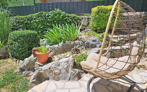 Dripić: Vaso Di Fiori, Roccia, Mobilia, Giardino, Mobili Da Esterno, Arbusto, Flagstone, Backyard, Sedia