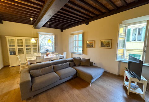 Casa Anna 13: Mobilia, Interior Design, Pavimentazione, Divano, Pavimento, Legna, Soffitto, Camera, Soggiorno, Tavolo