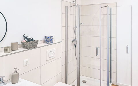 Wingst 105: Bagno, Idraulico Fixture, Pavimentazione, Interior Design, Idraulico, Pavimento, Lavandino Del Bagno, Lavello, Mobiletto Del Bagno, Rubinetto