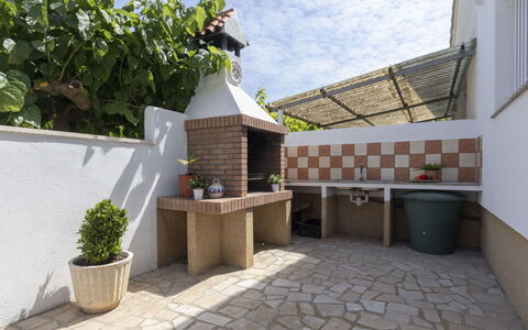 Estrella Ii: Casa, Porta, Villetta, Cortile, Sedia, Mobili Da Esterno, Backyard, Tavolo Esterno, Pianta Della Casa, Tenda