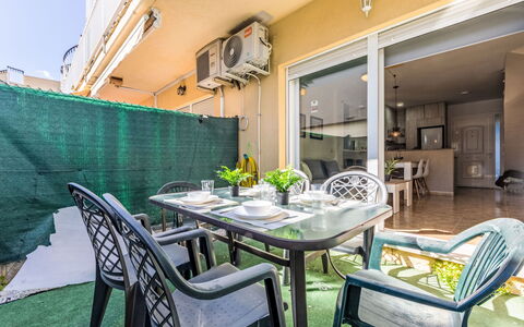 Dorada: Casa, Porta, Villetta, Cortile, Sedia, Mobili Da Esterno, Backyard, Tavolo Esterno, Pianta Della Casa, Tenda