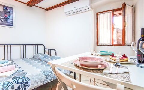 Piccolo Mondo: Parete, Camera Da Letto, Letto, Lenzuolo, Mobilia, Bedding, Casa, Appartamento, Pavimento, Interior Design