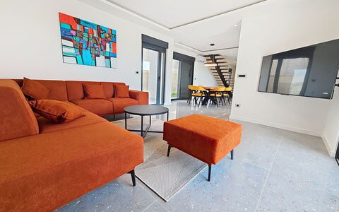 Aloa i: Pavimentazione, Mobilia, Interior Design, Pavimento, Divano, Soggiorno, Soffitto, Appartamento, Camera