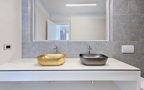 Aloa i: Parete, Interior Design, Idraulico Fixture, Lavandino Del Bagno, Lavello, Specchio, Rubinetto, Bagno, Pavimentazione, Lampada
