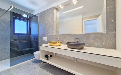 Aloa Ii: Idraulico Fixture, Pavimentazione, Lavandino Del Bagno, Interior Design, Bagno, Lavello, Lampada, Specchio, Controsoffitto, Pavimento