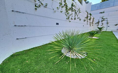 Aloa Iii: Giardino, Prato, Landscaping, Erba Sintetica, Cortile, Backyard, Shade, Passerella, Cortile
