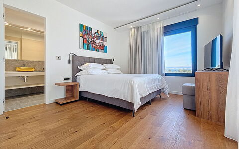 Aloa Iii: Letto, Mobilia, Pavimentazione, Camera Da Letto, Legna, Pavimento, Interior Design, Pavimento In Legno, Soffitto, Lenzuolo
