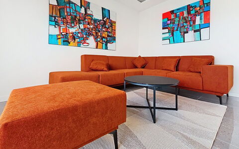 Aloa Iii: Mobilia, Pavimentazione, Divano, Pavimento, Interior Design, Soggiorno, Arancia, Casa, Camera
