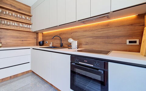 Aloa Iii: Controsoffitto, Cucina, Pavimentazione, Cabinetry, Legna, Elettrodomestico Da Cucina, Interior Design, Pavimento, Elettrodomestico, Apparecchio Major
