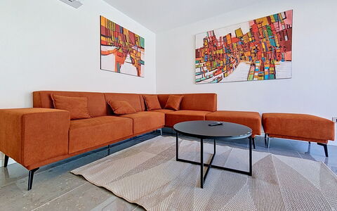 Aloa Iv: Mobilia, Divano, Interior Design, Pavimentazione, Pavimento, Soggiorno, Legna, Tavolo, Casa