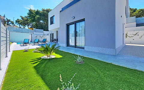 Aloa Iv: Architettura, Zona Residenziale, Casa, Giardino, Prato, Landscaping, Cortile, Estate, Driveway, Cortile