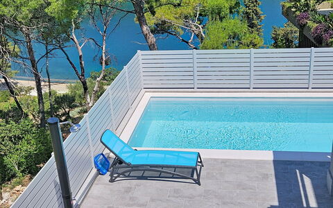 Aloa Iv: Blu, Piscina, Mobili Da Esterno, Materiale Composito, Shade, Deck, Eco Hotel, Balcone, Ricorrere, Lettino