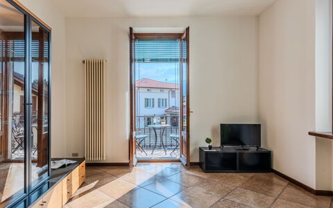 Casa Luvit: Casa, Porta, Villetta, Cortile, Sedia, Mobili Da Esterno, Backyard, Tavolo Esterno, Pianta Della Casa, Tenda