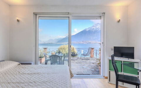 La Terrazza sul Lago: Casa, Porta, Villetta, Cortile, Sedia, Mobili Da Esterno, Backyard, Tavolo Esterno, Pianta Della Casa, Tenda