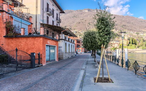 La Terrazza sul Lago: Casa, Porta, Villetta, Cortile, Sedia, Mobili Da Esterno, Backyard, Tavolo Esterno, Pianta Della Casa, Tenda