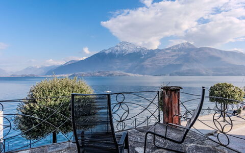 La Terrazza sul Lago: Casa, Porta, Villetta, Cortile, Sedia, Mobili Da Esterno, Backyard, Tavolo Esterno, Pianta Della Casa, Tenda