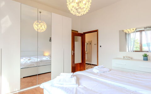 Onda Blu: Interior Design, Pavimentazione, Pavimento, Legna, Mobilia, Letto, Soffitto, Camera Da Letto, Camera, Illuminazione