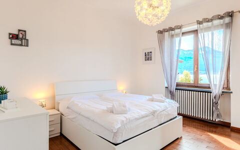 Onda Blu: Letto, Mobilia, Interior Design, Bedding, Camera Da Letto, Lenzuolo, Camera, Soffitto, Biancheria, Pavimento