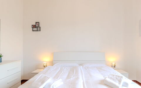 Onda Blu: Letto, Camera Da Letto, Mobilia, Interior Design, Bedding, Lenzuolo, Legna, Pavimento, Soffitto, Camera