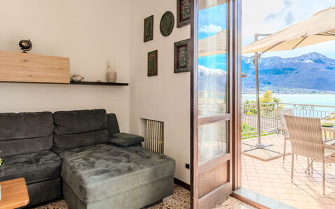 Onda Blu: Mobilia, Interior Design, Legna, Pavimentazione, Pavimento, Camera, Divano, Soggiorno, Appartamento, Casa