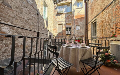 Casa Elena 13: Vaso Di Fiori, Brick, Pianta Della Casa, Balcone, Sedia, Muratura, Corrimano, Tavolo Esterno, Colonna, Mobili Da Esterno