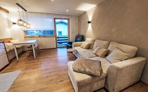 Enzian: Mobilia, Interior Design, Pavimentazione, Pavimento, Parete, Divano, Legna, Soffitto, Camera, Soggiorno