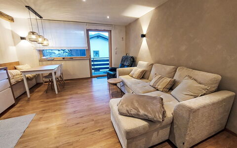 Enzian: Mobilia, Interior Design, Pavimentazione, Pavimento, Divano, Parete, Camera, Legna, Soffitto, Soggiorno