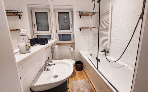 Enzian: Bagno, Idraulico Fixture, Pavimentazione, Pavimento, Interior Design, Lavandino Del Bagno, Rubinetto, Lavello, Gabinetto, Idraulico