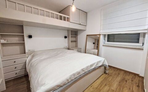Enzian: Letto, Mobilia, Camera Da Letto, Interior Design, Pavimento, Pavimentazione, Legna, Bedding, Lenzuolo, Soffitto