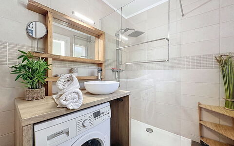 Les Dunes: Interior Design, Pavimentazione, Idraulico Fixture, Bagno, Mobiletto Del Bagno, Pavimento, Lavatrice, Lavanderia, Lavello, Rubinetto
