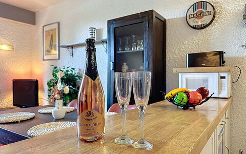 Les Dunes: Bottiglia, Mobilia, Interior Design, Bicchieri, Bottiglia Di Vetro, Bottiglia Di Vino, Barware, Vino