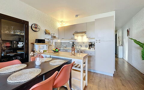 Les Dunes: Mobilia, Cucina, Interior Design, Controsoffitto, Pavimentazione, Elettrodomestico Da Cucina, Cabinetry, Apparecchio Major, Legna, Pavimento