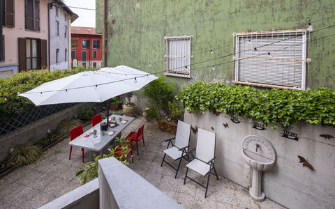 Dolce Luino: Vaso Di Fiori, Mobili Da Esterno, Sedia, Pianta Della Casa, Appartamento, Tavolo Esterno, Giardino, Cortile, Cortile