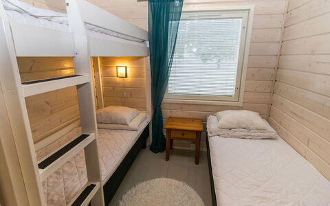 Villa Kökköharju: Legna, Pavimentazione, Pavimento, Mobilia, Pavimento In Legno, Interior Design, Letto A Castello, Camera, Color Legno, Latifoglie