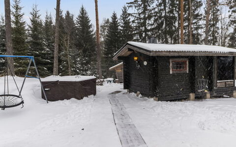 Villa Kökköharju: Legna, Pavimentazione, Pavimento, Mobilia, Pavimento In Legno, Interior Design, Letto A Castello, Camera, Color Legno, Latifoglie