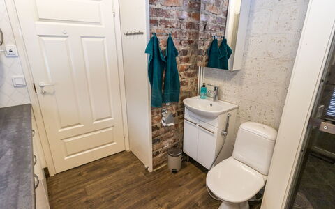 Villa Kökköharju: Pavimentazione, Pavimento, Idraulico Fixture, Toilet Seat, Bagno, Gabinetto, Interior Design, Idraulico, Lavello, Lavandino Del Bagno