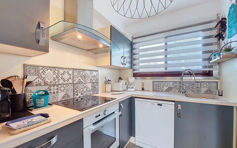 Juliette: Cucina, Controsoffitto, Apparecchio Major, Elettrodomestico Da Cucina, Interior Design, Cabinetry, Idraulico Fixture, Pavimentazione, Lavello, Casa
