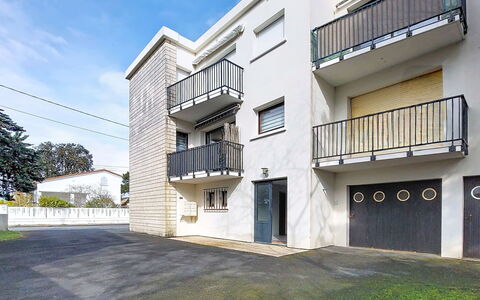Juliette: Zona Residenziale, Appartamento, Balcone, Porta, Condominio, Calcestruzzo, Cancello, Driveway, Gesso