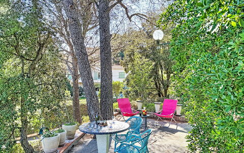 La Jean: Foglia, Vegetazione, Arbusto, Giardino, Mobilia, Primavera, Shade, Tronco, Luce Del Sole, Sedia