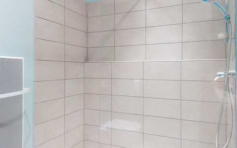 U Centru: Bianca, Bagno, Idraulico Fixture, Pavimentazione, Pavimento, Doccia, Piastrella, Idraulico, Soffione Doccia