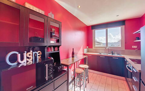 U Centru: Interior Design, Cucina, Controsoffitto, Apparecchio Major, Mobilia, Soffitto, Cabinetry, Pavimentazione, Illuminazione, Elettrodomestico Da Cucina
