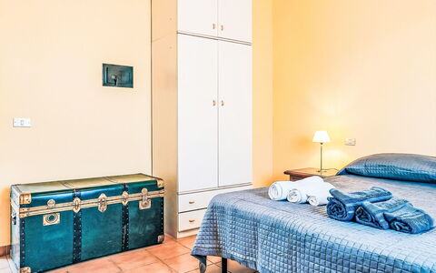 Velia'S House: Pavimento, Pavimentazione, Mobilia, Interior Design, Parete, Camera Da Letto, Legna, Letto, Camera, Tessile