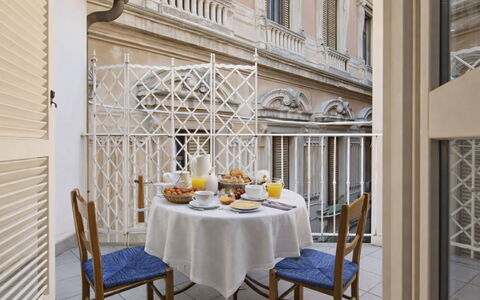 Isola: Interior Design, Appartamento, Modanatura, Balcone, Vaso Di Fiori, Pianta Della Casa, Finestra Trattamento, Hotel
