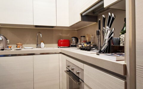 Isola: Cucina, Interior Design, Legna, Controsoffitto, Elettrodomestico Da Cucina, Cabinetry, Apparecchio Major, Mobilia, Pavimentazione, Casa